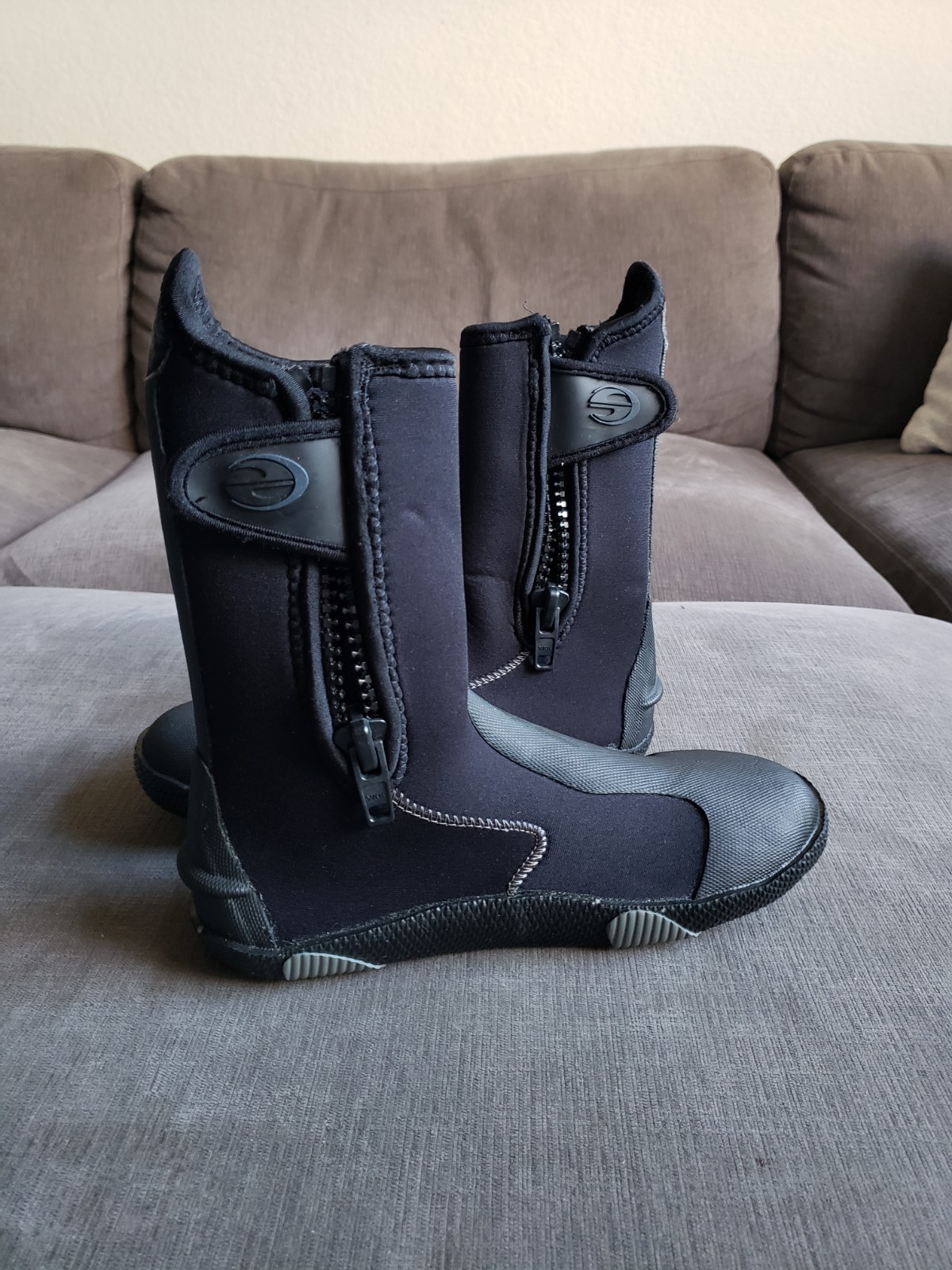Size 7 – Deep Sea Men’s Scuba Booties Black Zip Up – NEW AND UNUSED!