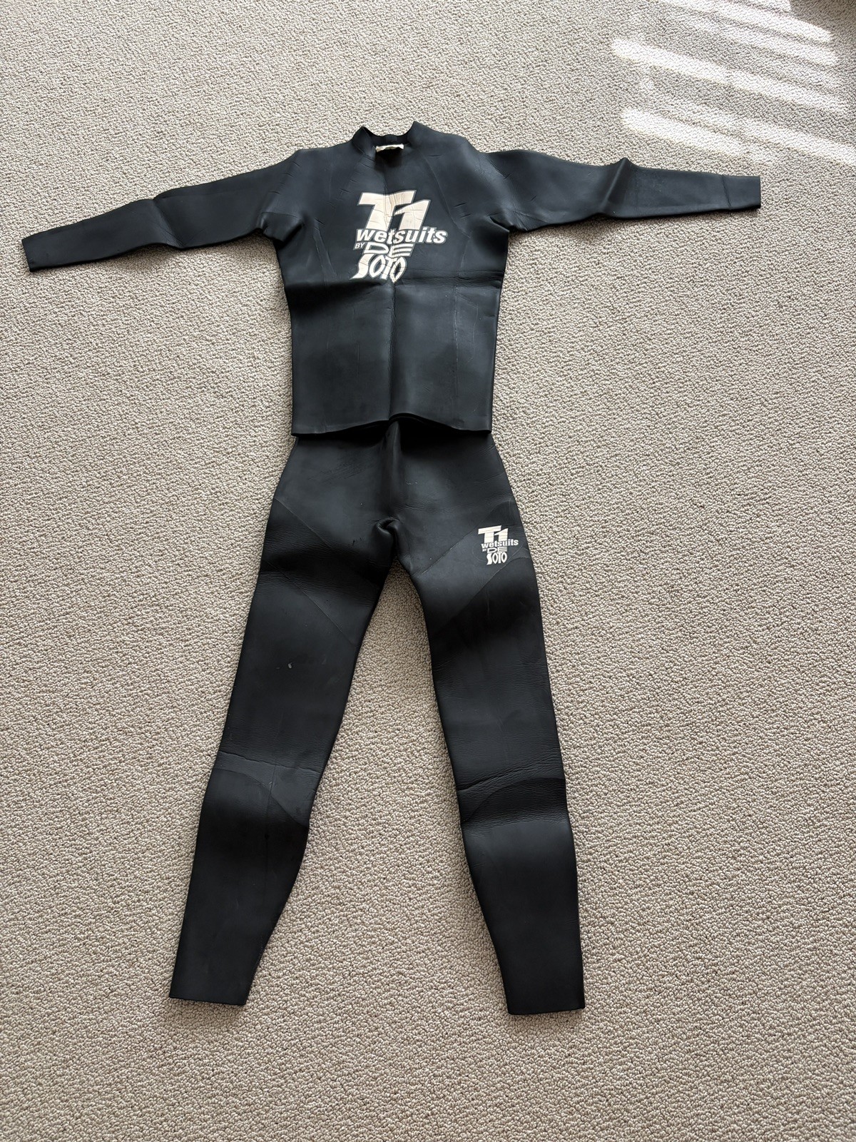 De Soto T1 Wetsuit Men’s Two Piece Black Top and Bib Pants – Size 4