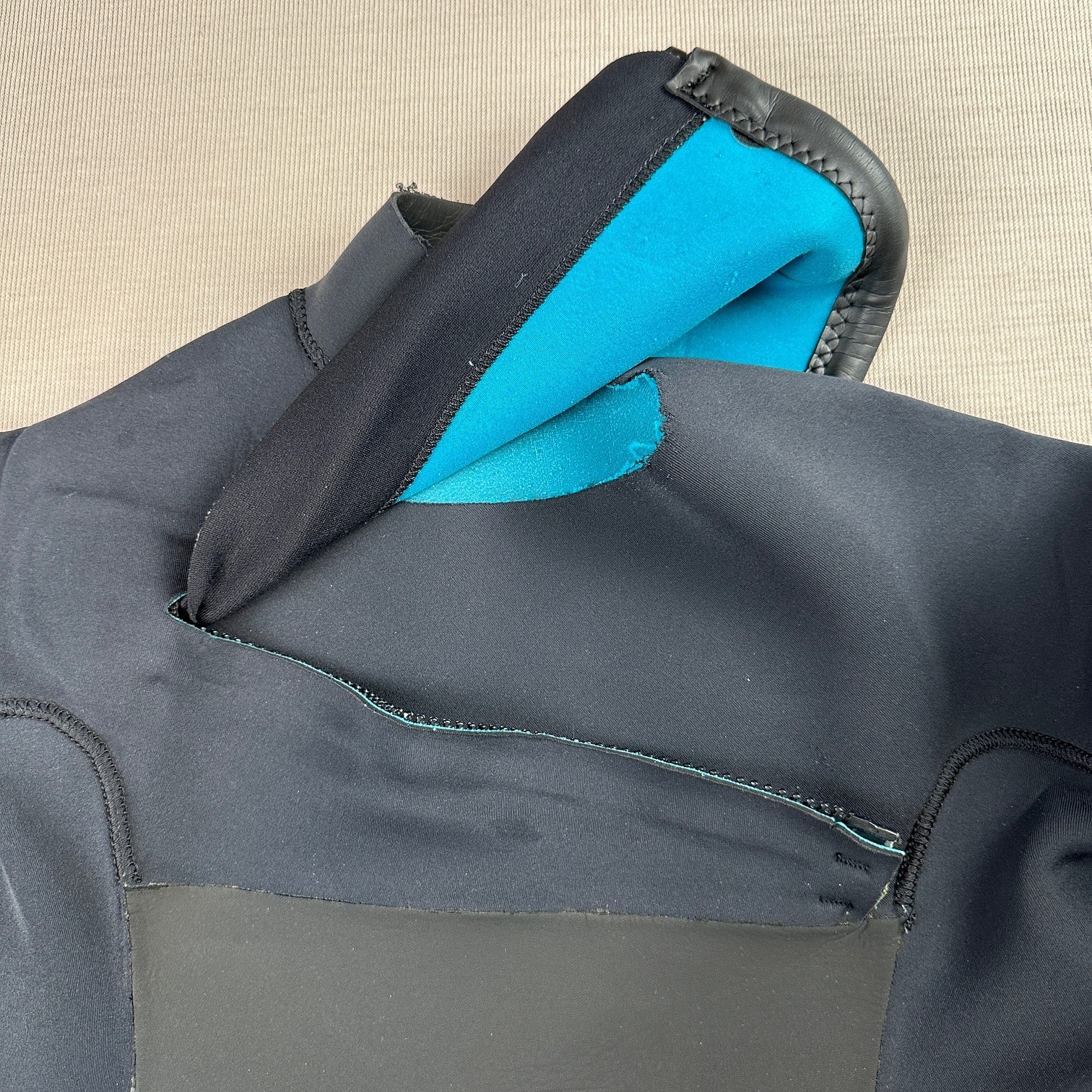 Hurley Fusion 302 Full Wetsuit Men’s MT Black Gray Chest Zip – Neck Damage