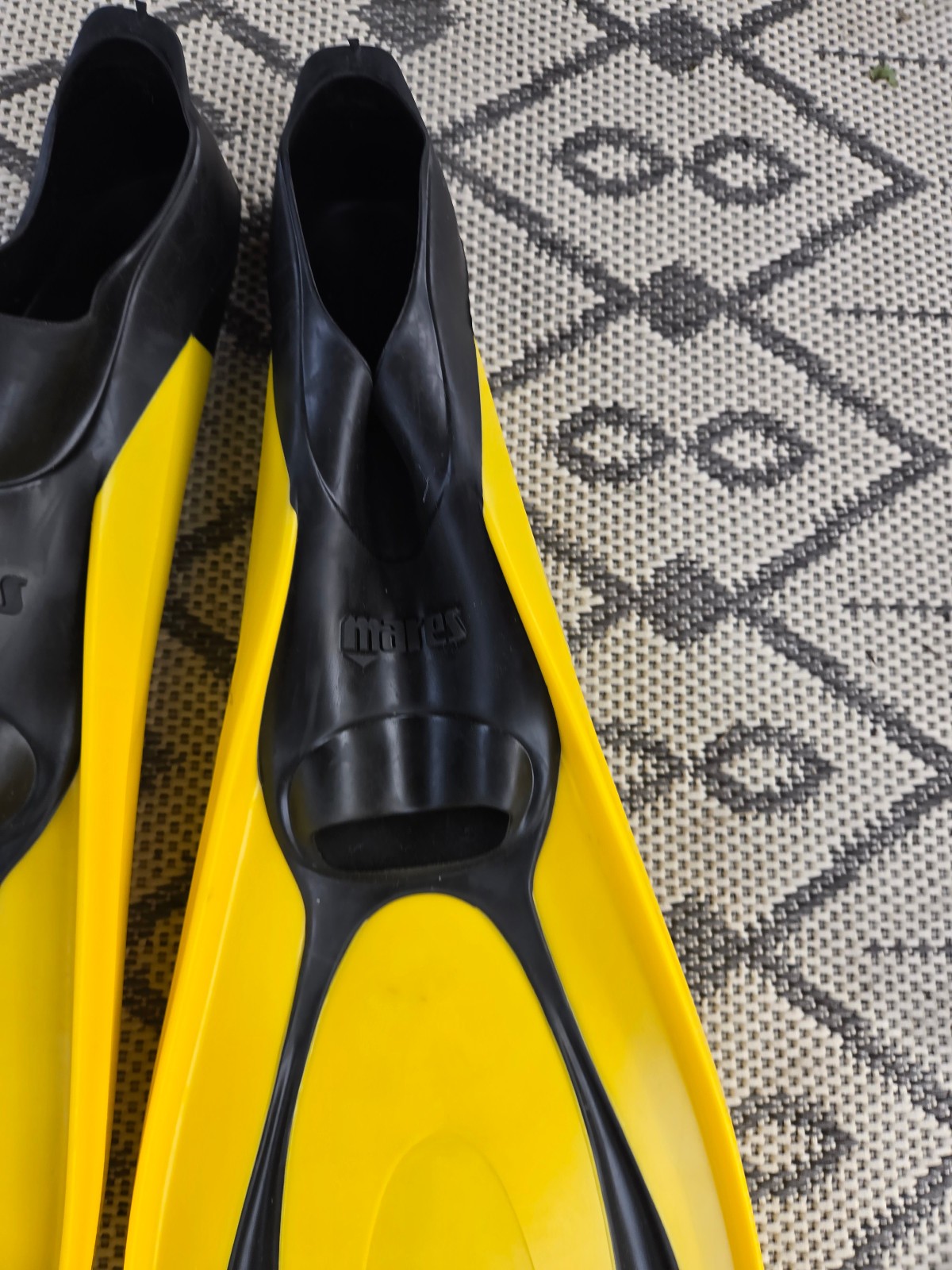 Mares Avanti Tre Full Foot Scuba Diving Snorkeling Fins – Yellow Size 9.5-10.5