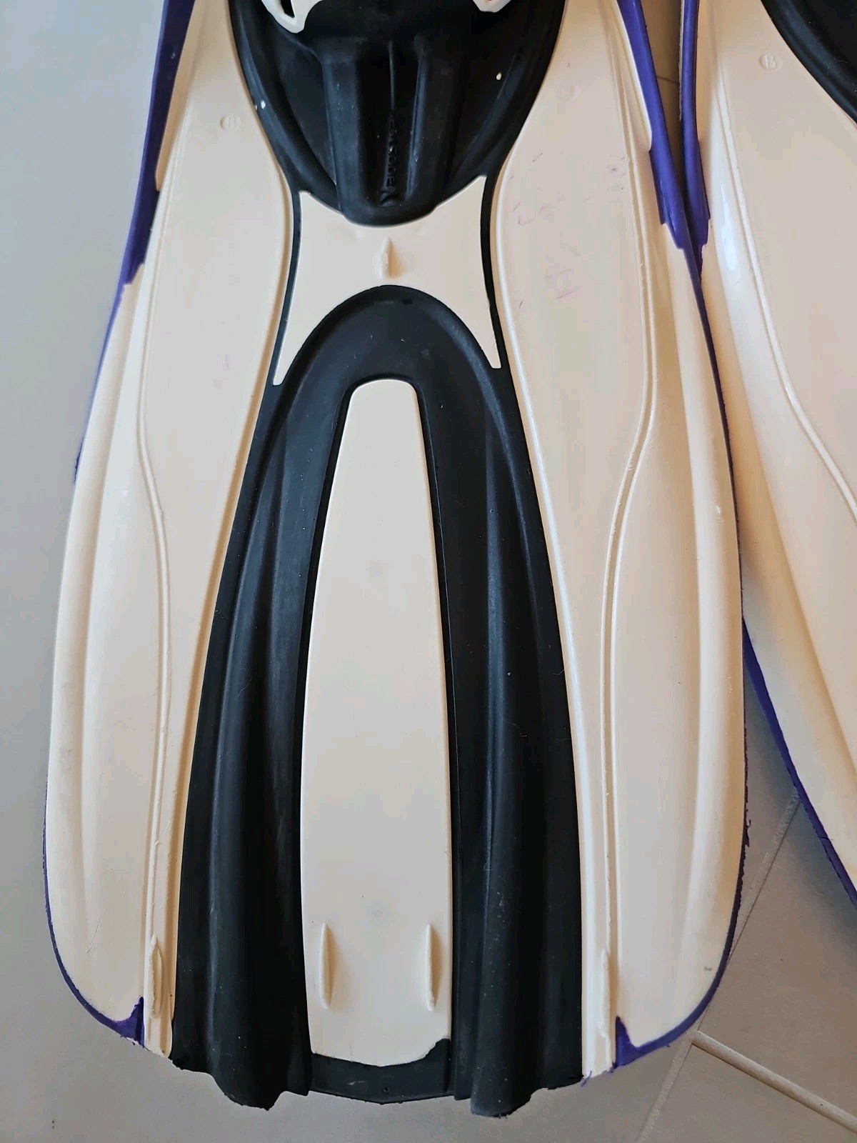 Aqua Lung Shot FX Scuba Diving Fins Womens Size R White,Black & Purple Pre-owned
