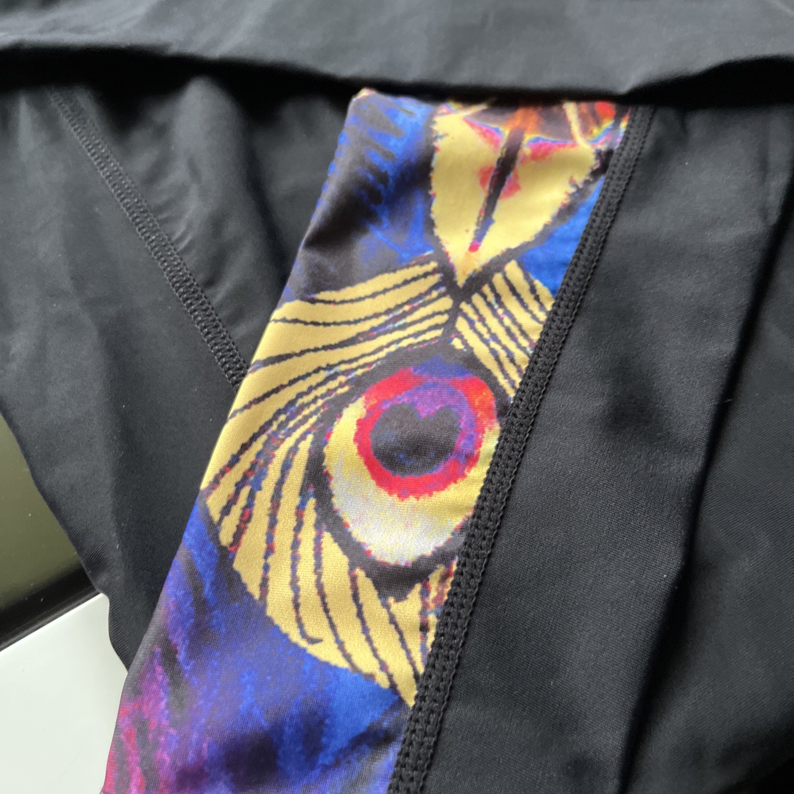 Rash Guard Men’s Size Large Long Sleeve Peacock Feather Pattern Sleeve