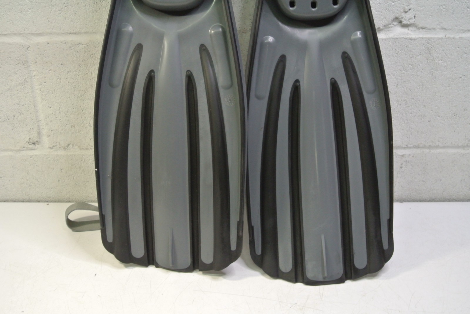 Fourth Element Rec Scuba Diving Fins Regular Size US 8-10 Black Gray