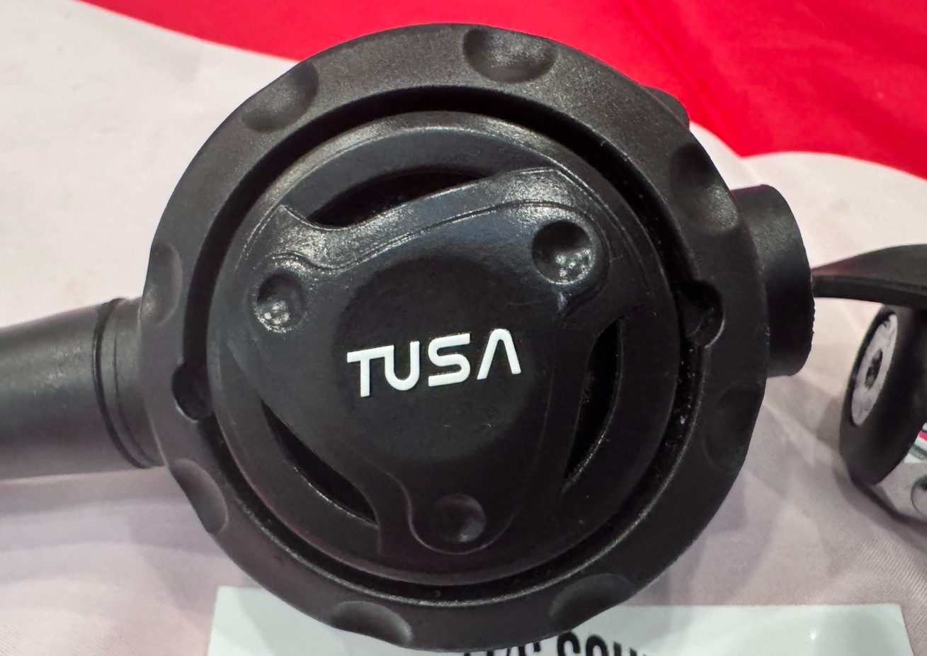 SCUBA TUSA S1001 FIRST AND SECOND STAGE REGULATOR LOOKS LIKE NEVER WET!
