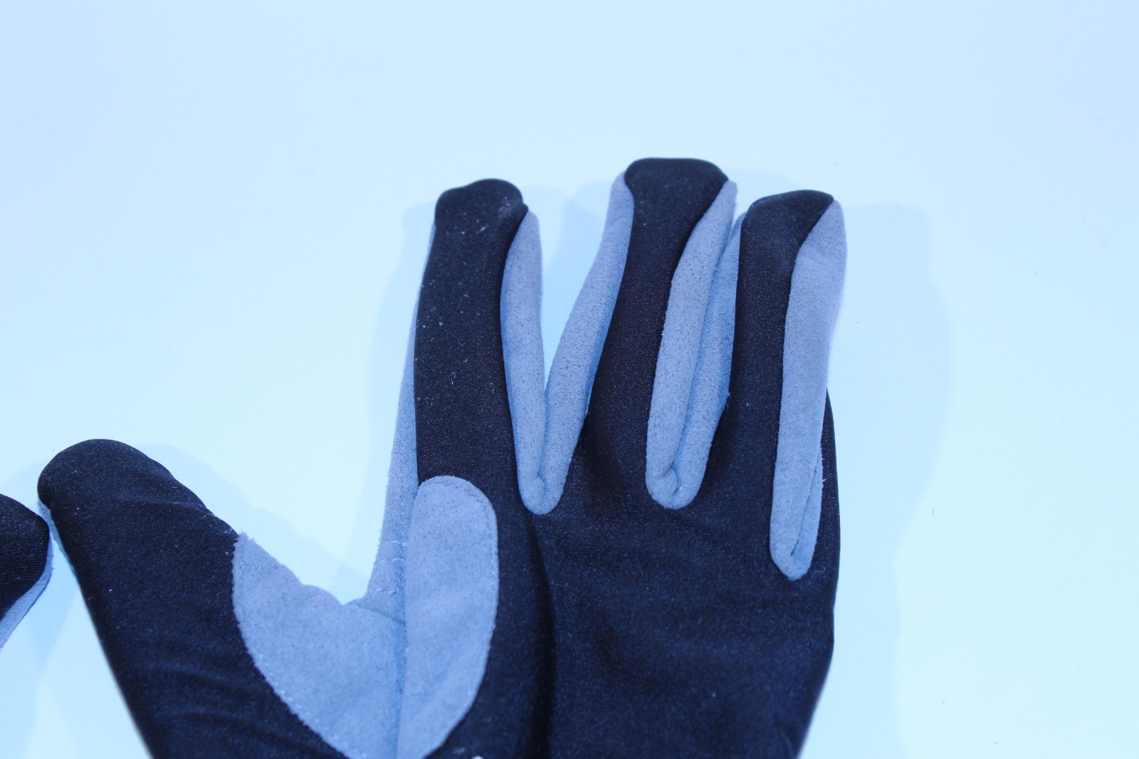 Full-Finger / Long-Finger Medium Size Blk/Gry Sailing Gloves by West Marine