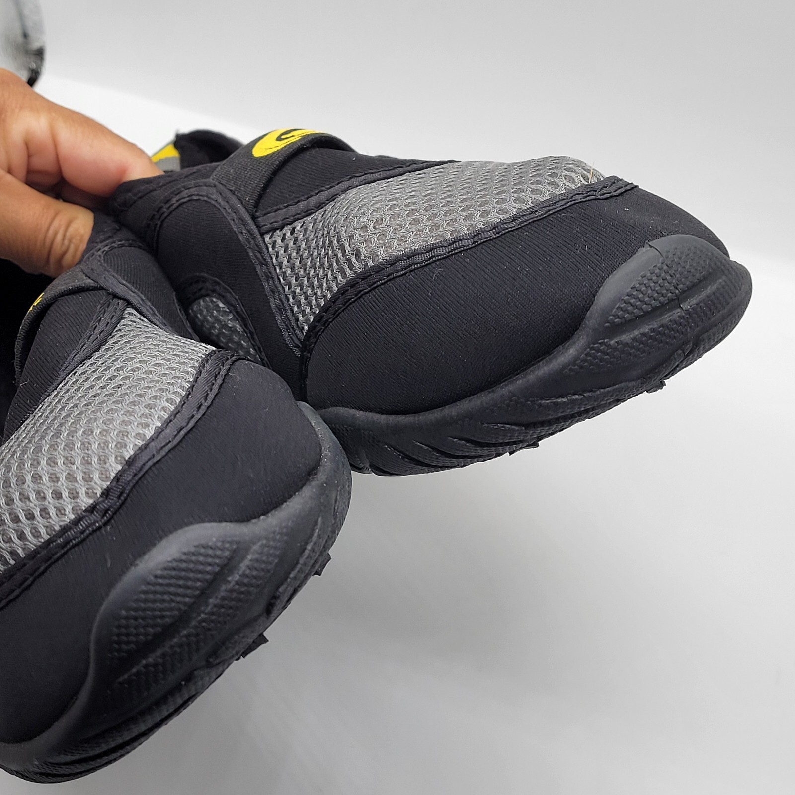 Brand New O’Rageous Water Park Men’s Shoes Slip on Size 7 Black Grey Yellow